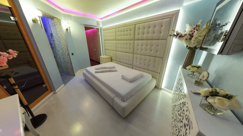 Mon Amour - Interior view