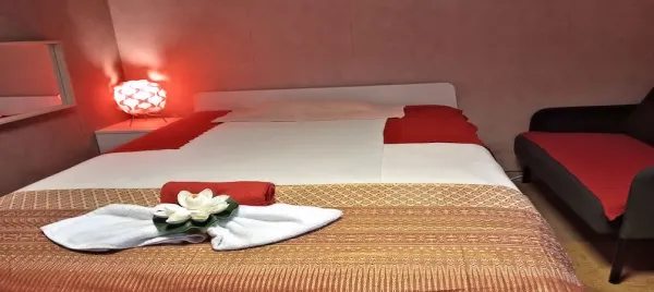 Discover Golden Thai Hands