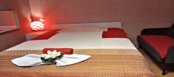 Discover Golden Thai Hands