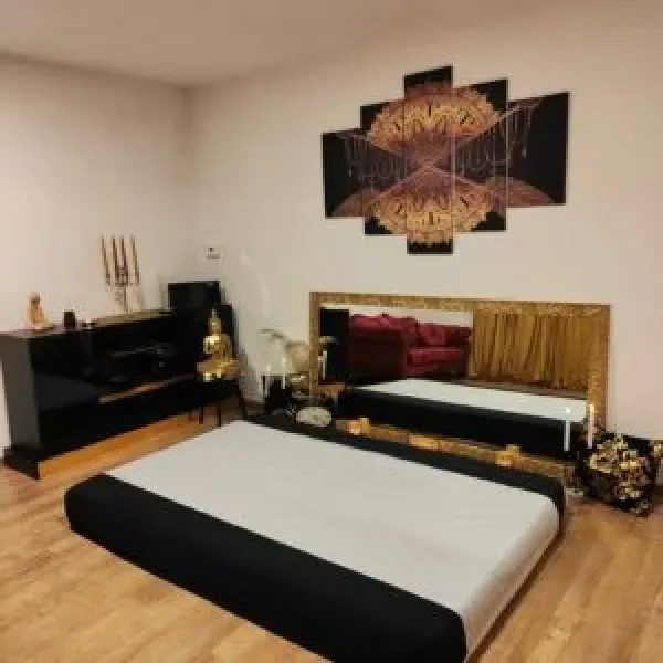 Gallery image - Studio Gold