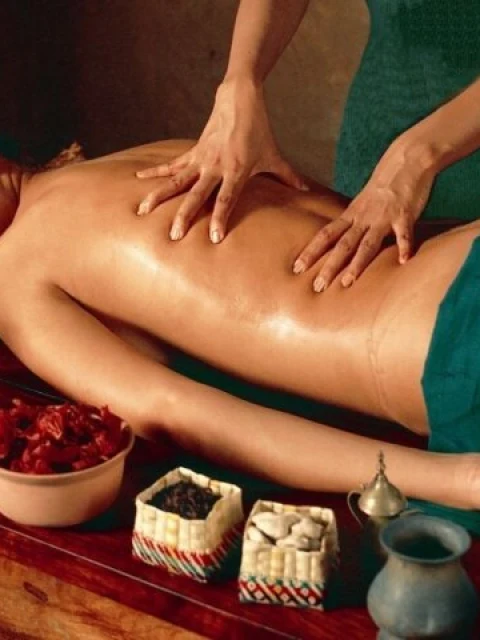 Ishita Massage Parlour, nabídka erotické masáže v Noidě