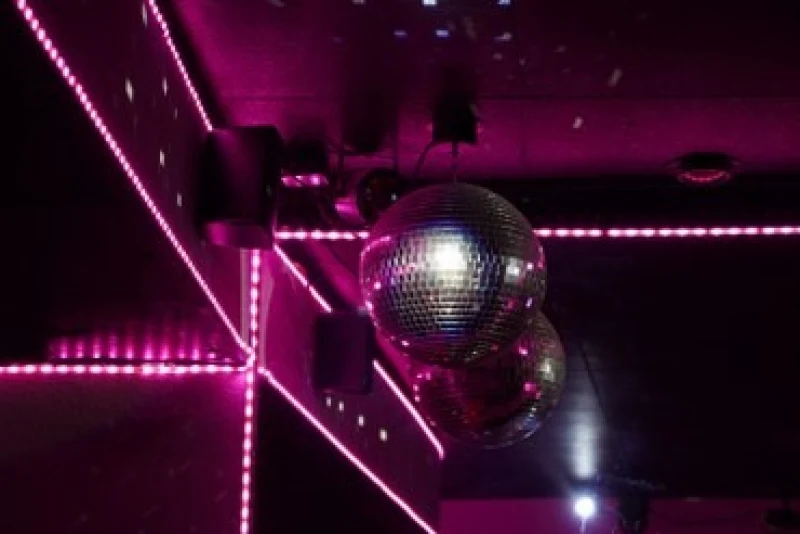 Dolce Vita Table Dance ambiance