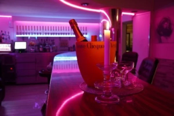 Discover Dolce Vita Table Dance