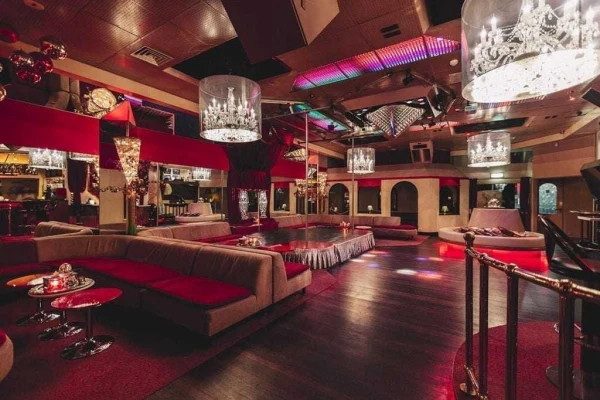 Club Paradise atmosphere