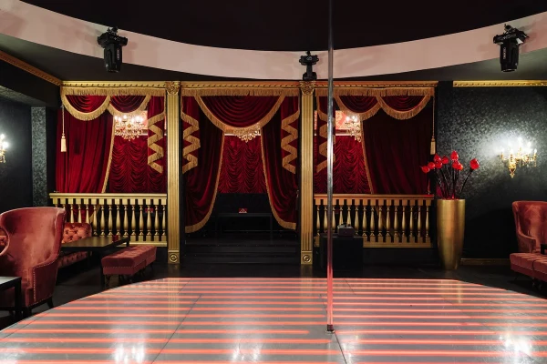 Gallery image - Papillon Club
