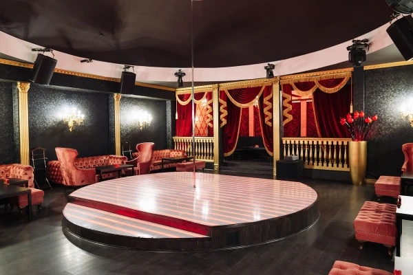 Gallery image - Papillon Club