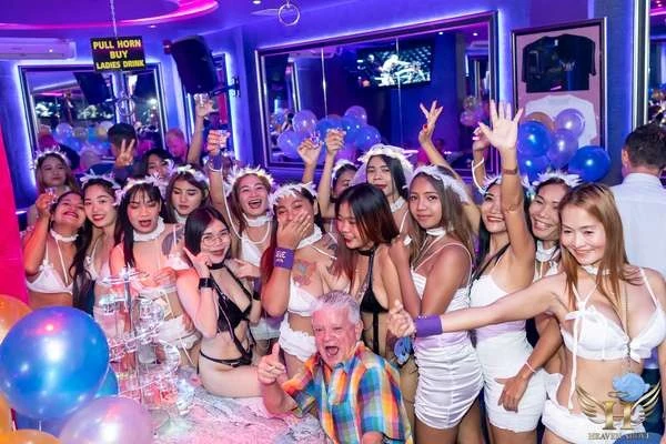 Heaven Above Gentlemens Club Pattaya atmosphere