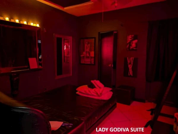 Eyz Wide Shut interior