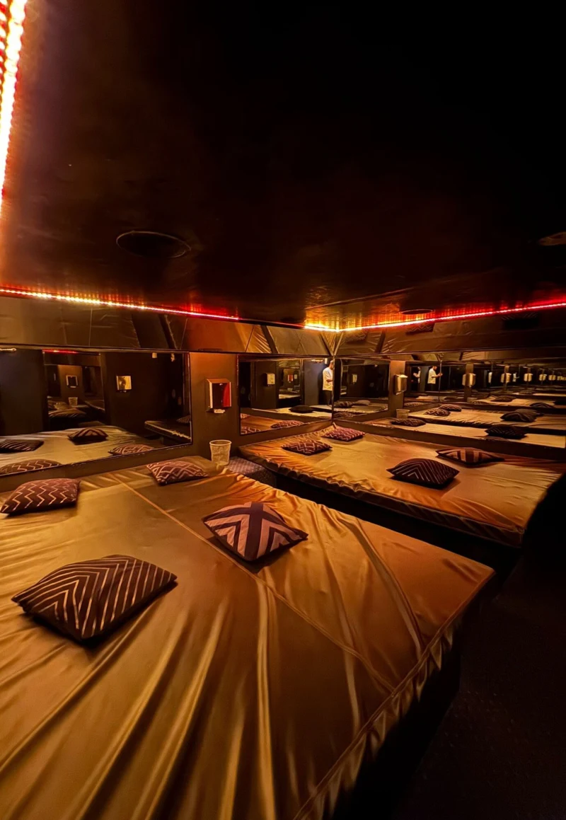 Overside Club ambiance