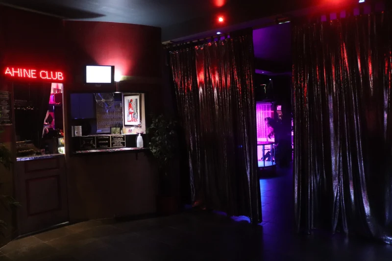 Inside The Vahine Club