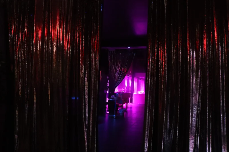 The Vahine Club ambiance