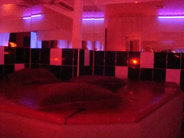 Discover Swinger club Unrestrained