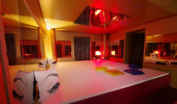 Gallery image - Club Rendezvous