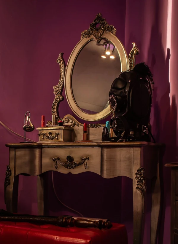 The Scarlet Chamber atmosphere