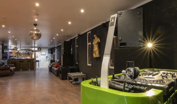 Chunkymuffins Swingers Club interior
