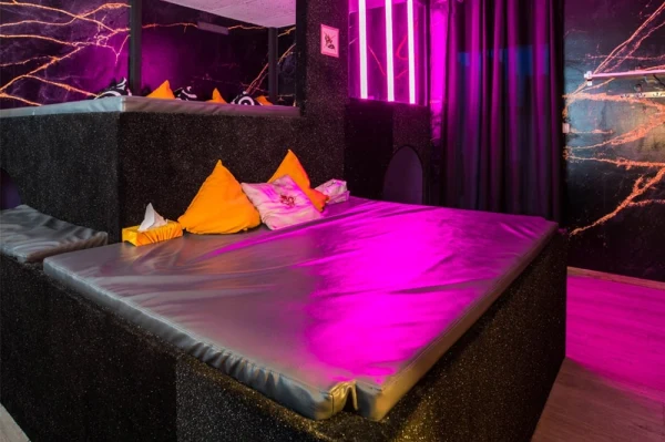 Swingers and Sinners atmosphere