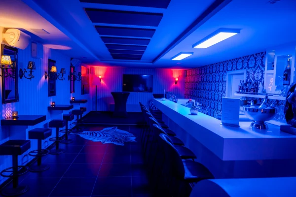 Eroxx atmosphere