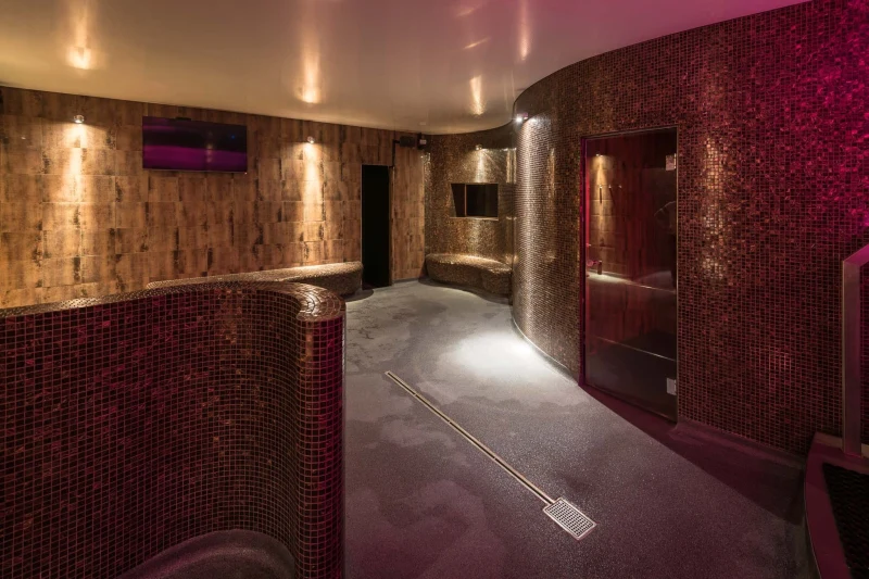Inside Bains De Lest