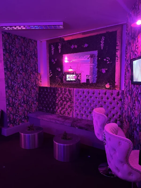 O Couples Club interior