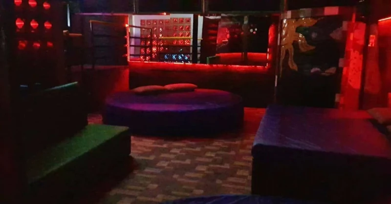Cali Club Swinger - Interior view