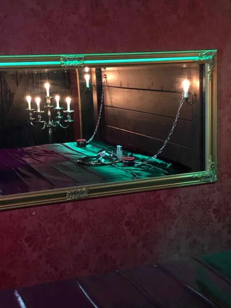 Red Night - Interior view