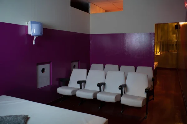 Vanity Parejas atmosphere