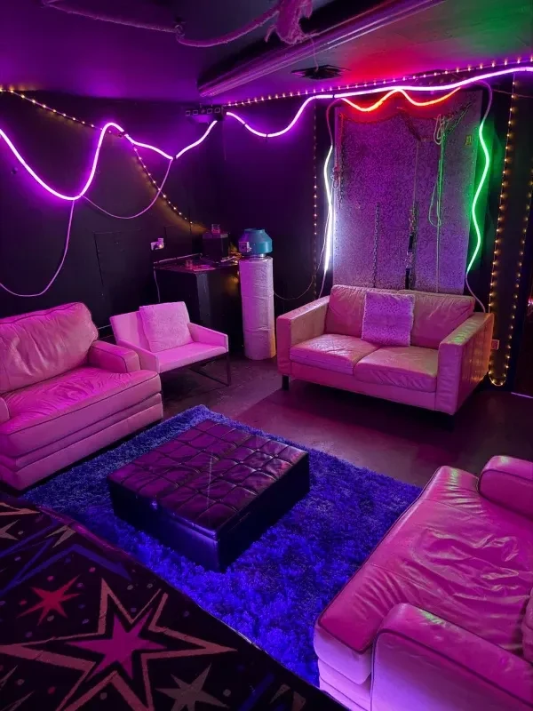 Ladies En Confidente venue