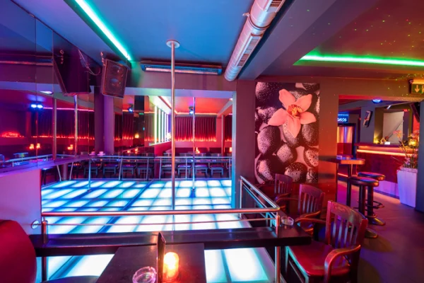 Queens Table Dance Bar atmosphere