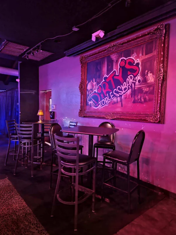 Dirty's Topless atmosphere
