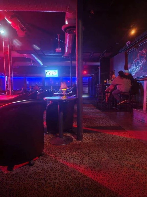 Dirty's Topless interior