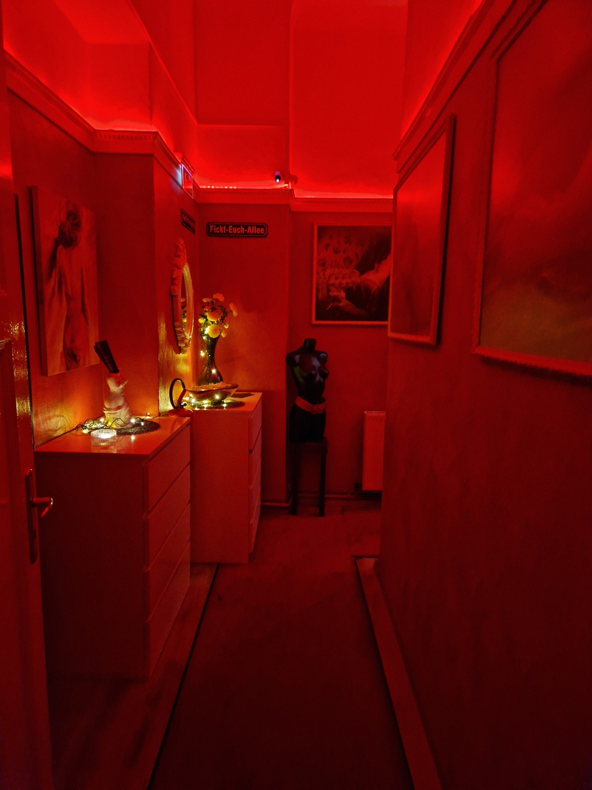 Mona Roses - Tantra Massage in Berlin, Germany - Photo 3