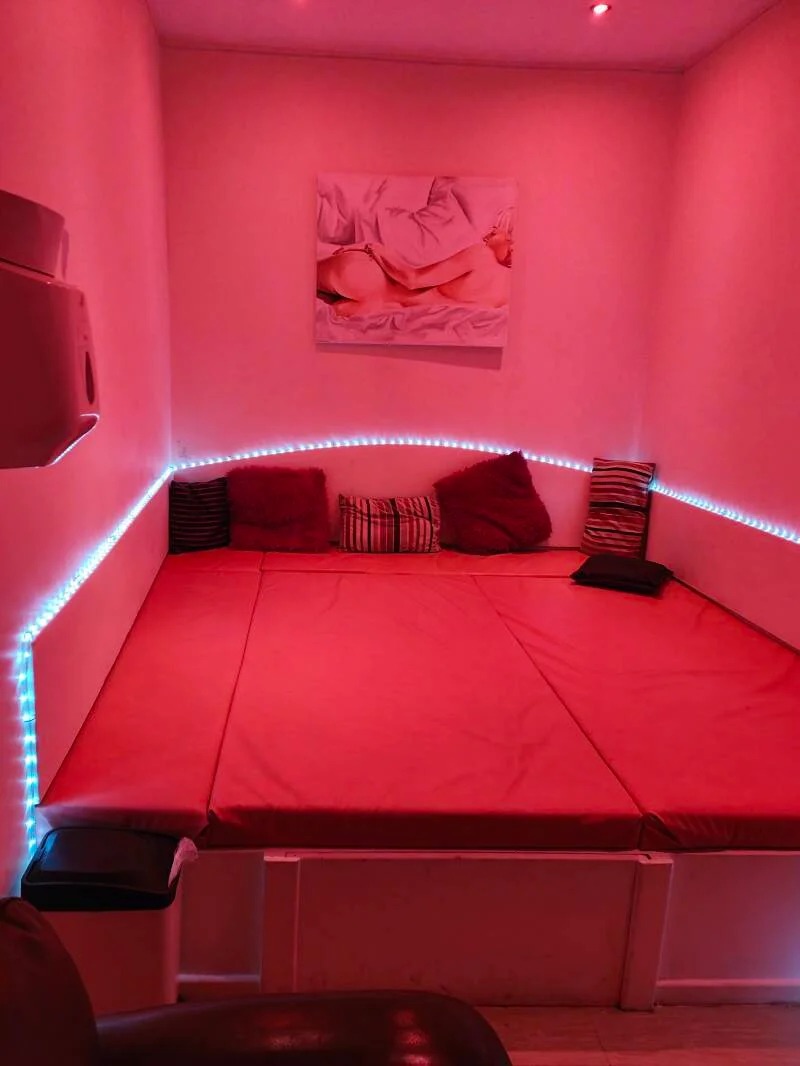 Decadance Swingers Club - Gentlemen's Club in Rochester, United Kingdom - Photo 1