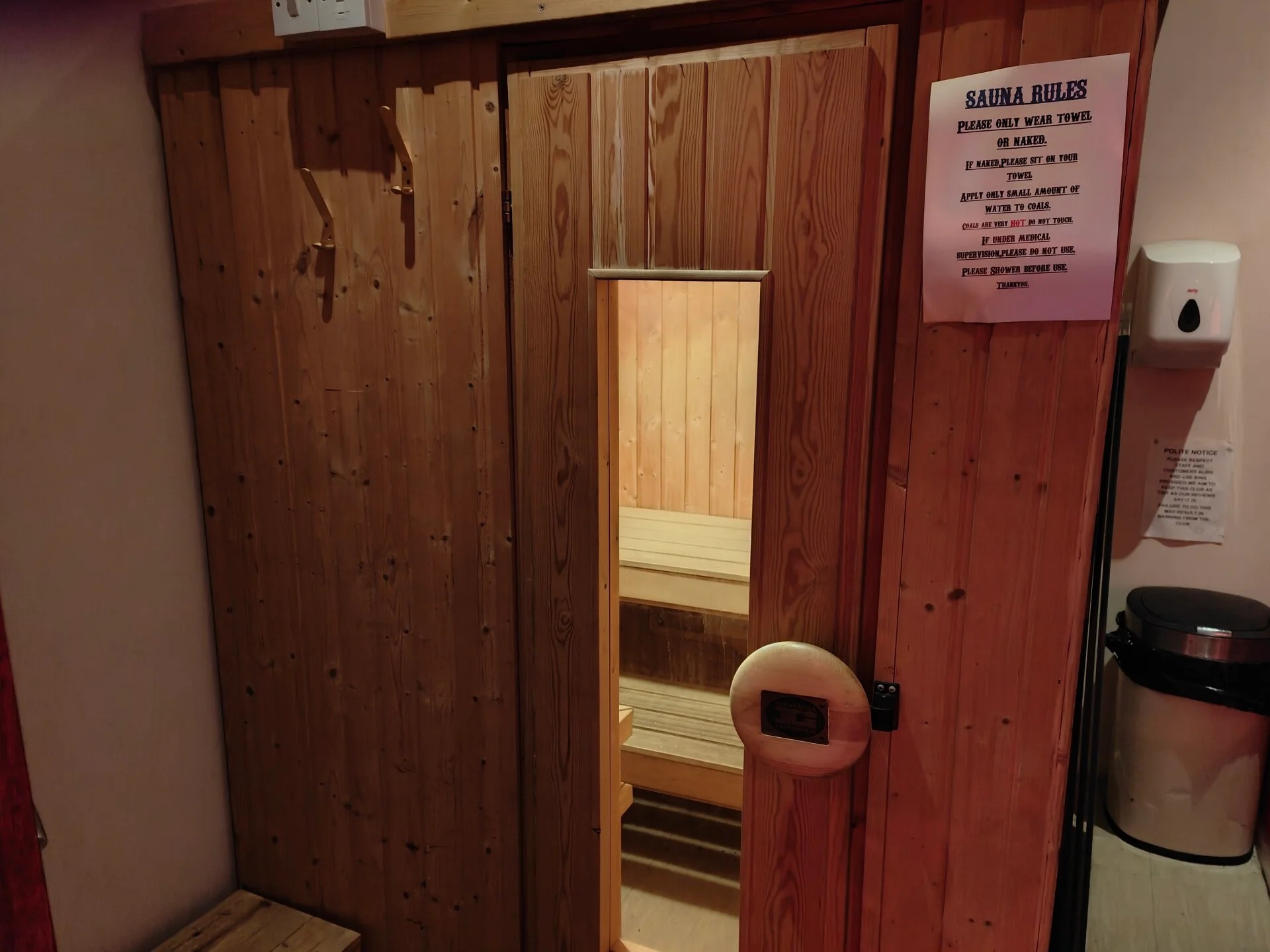 Decadance Swingers Club - Gentlemen's Club in Rochester, United Kingdom - Photo 6