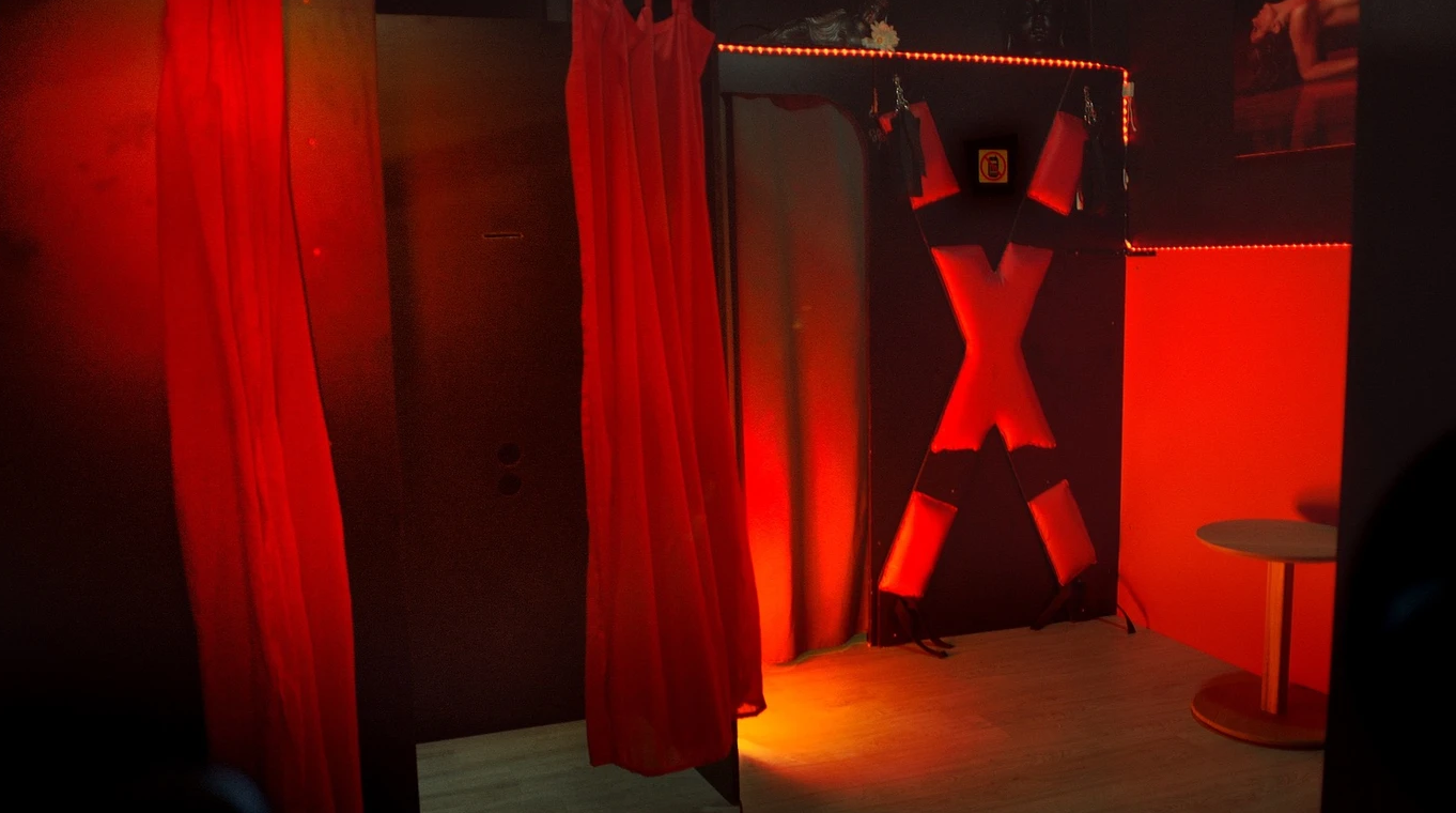 Elescondite Swinger Club - Quality Tantra Massage in Barcelona, Spain. Click for photos and contact info.