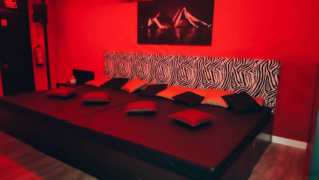 Elescondite Swinger Club - Tantra Massage in Barcelona, Spain - Photo 5