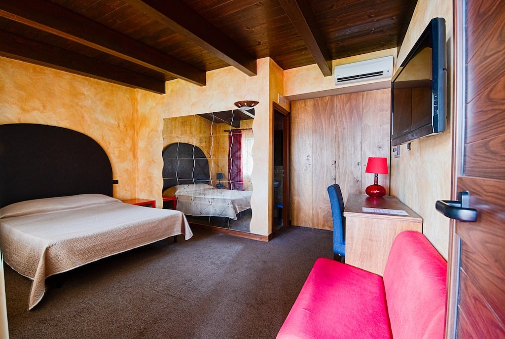 Olimpo Club Rome - Quality Erotic Massage in Rome, Italy. Click for photos and contact info.