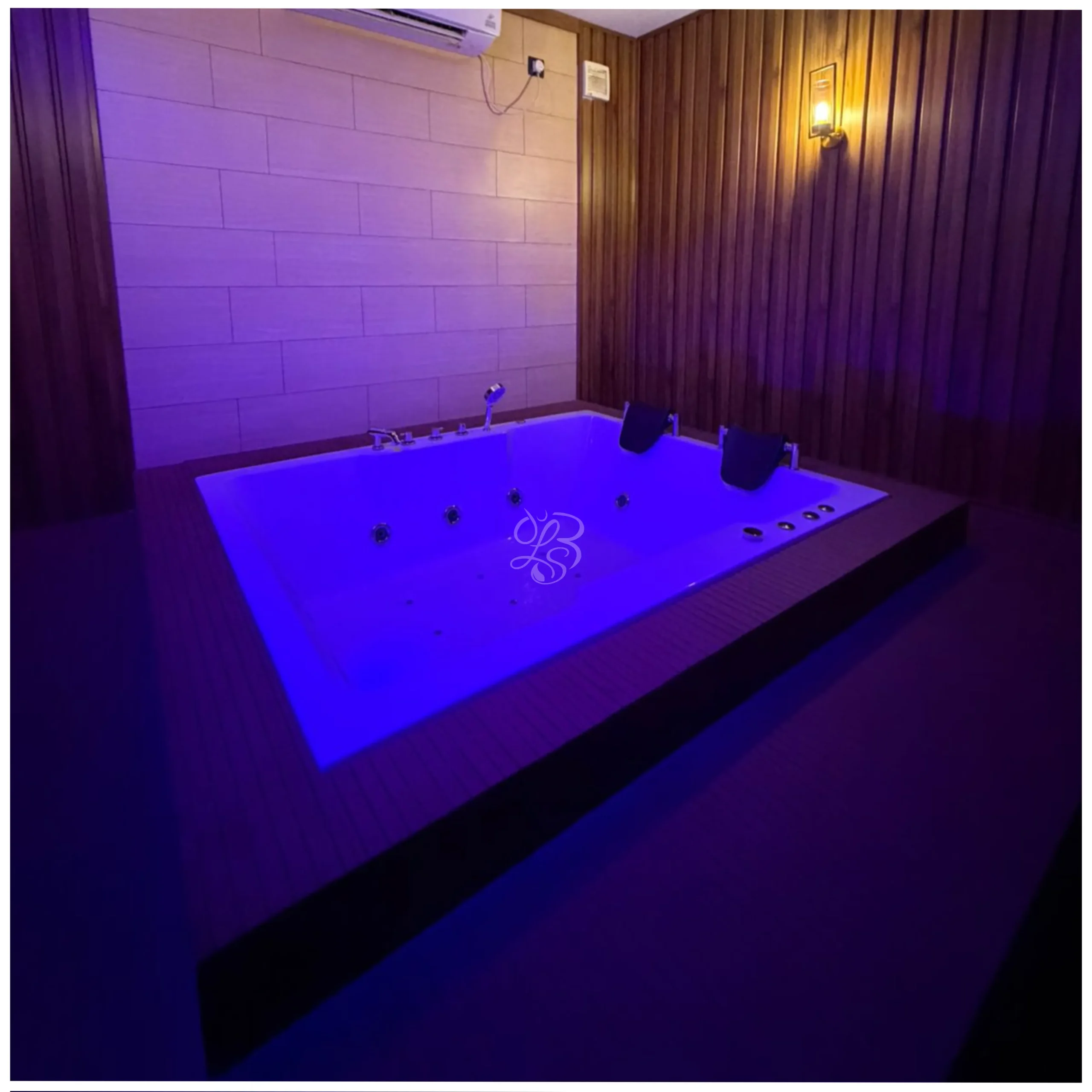 Erotic massage GIF — Blue Lounge Spa