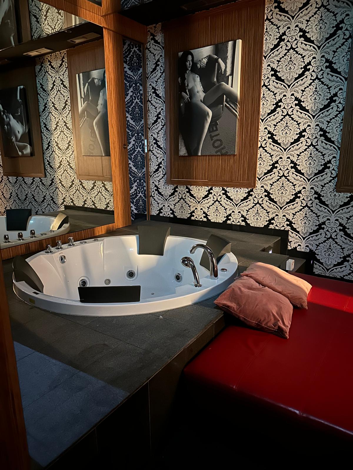 Erotic massage GIF — Erotic Massage Wien | FOX CLUB & BAR